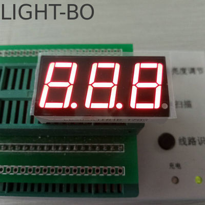 Zwart numeriek display met door-gat montage en achtergrondkleur