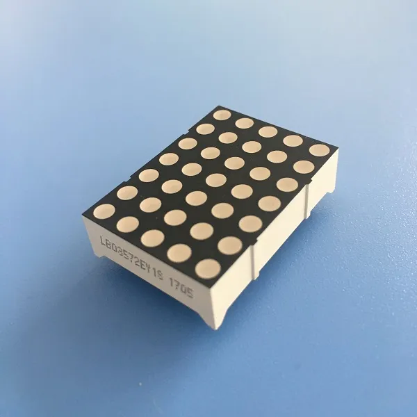 Superhelder geel DOT-matrix-LED-scherm van 3 mm voor bewegende borden/borden 2