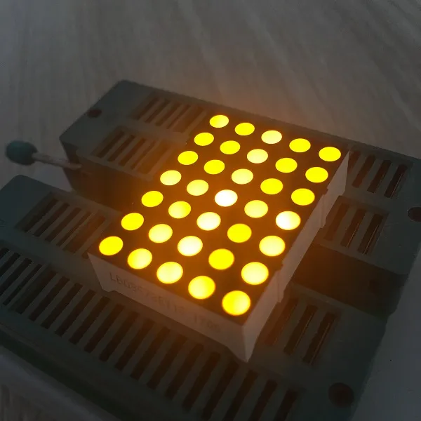 Superhelder geel DOT-matrix-LED-scherm van 3 mm voor bewegende borden/borden 4
